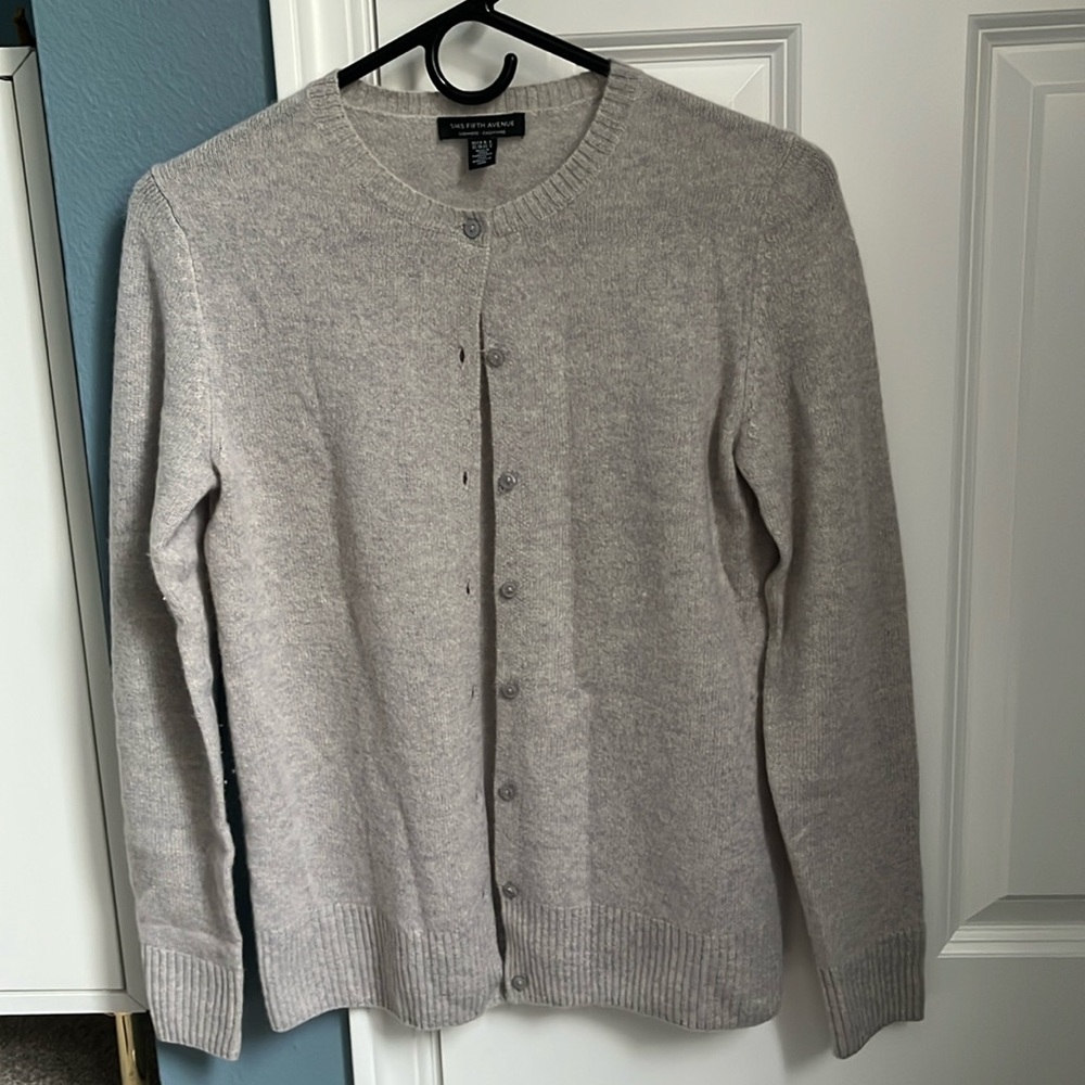 Saks Fifth Avenue cashmere cardigan sweater. XS. LIGHT GRAY.